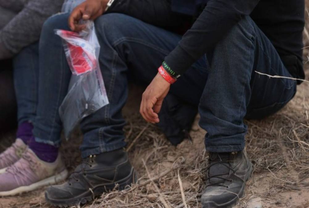 Traficantes marcan con misteriosas pulseras a migrantes