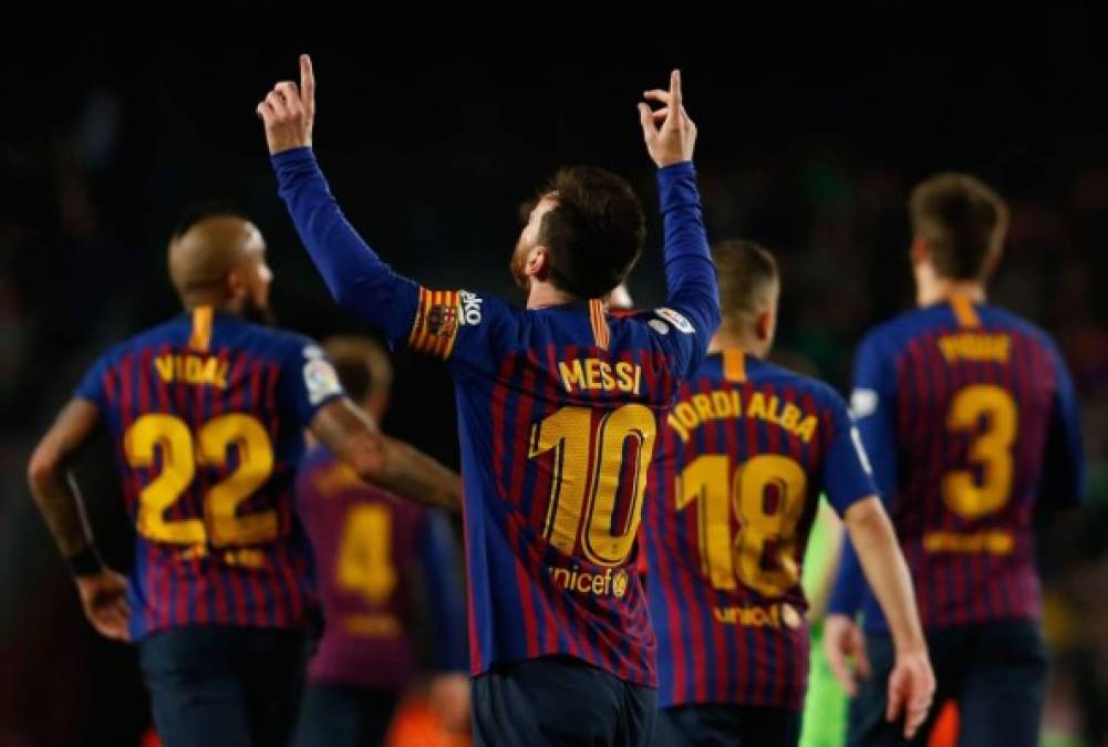 Manos al cielo, así festejó Messi su golazo al Levante. Foto AFP