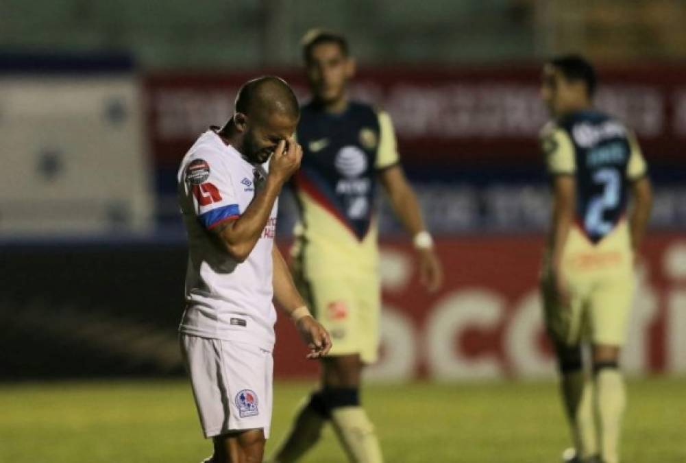 Topo Aguirre y todo el olimpismo lamentó la increíble falla del atacante argentino. La tristeza era evidente en el delantero del Olimpia.