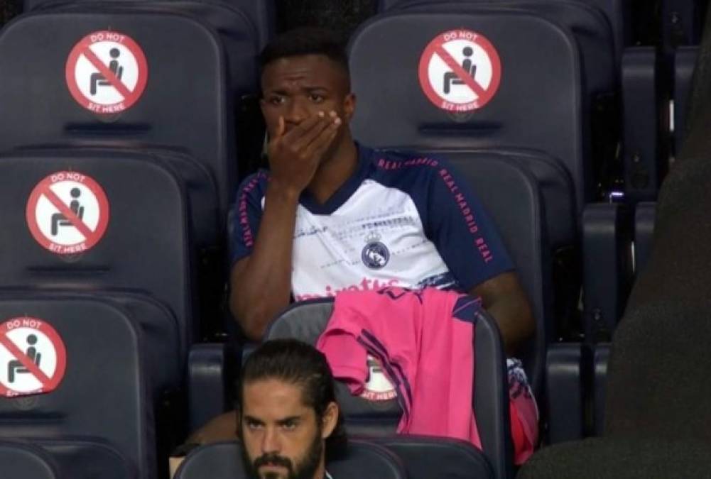 Vinicius, que ni calentó, no podía creer lo que pasaba en el campo. Esta es la cara que se le quedó al brasileño.