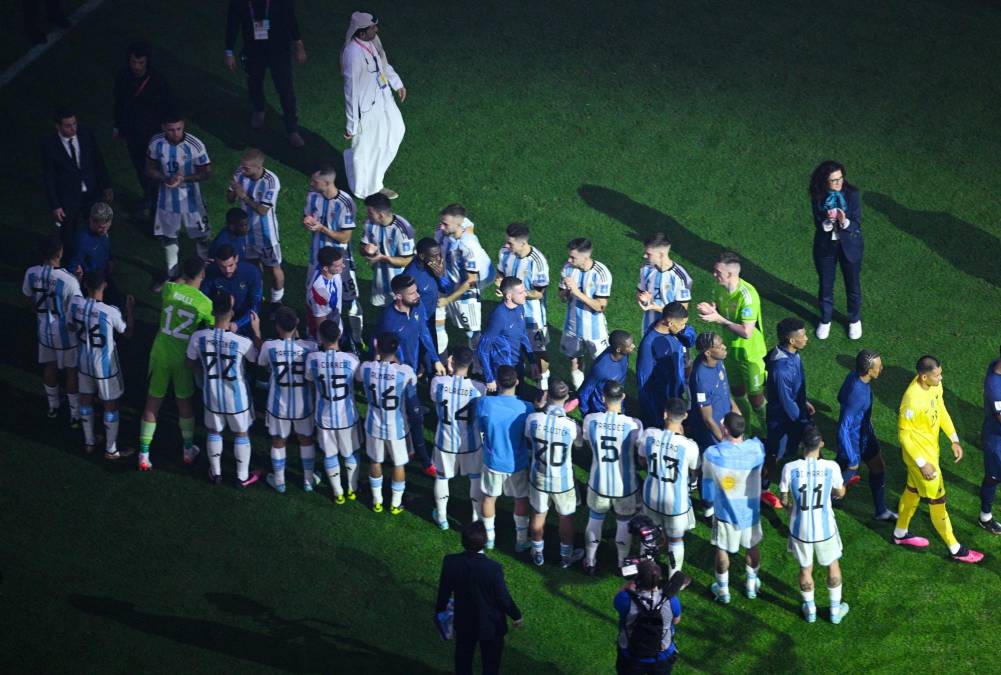 Los jugadores de Argentina le hicieron un pasillo a los futbolistas de Francia.