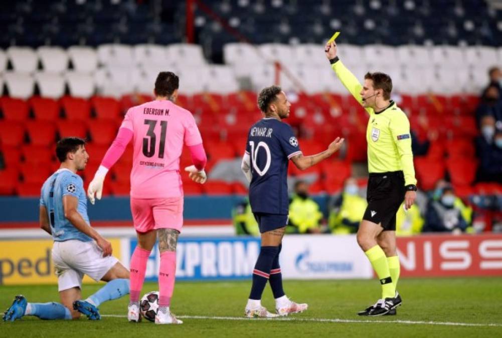 Neymar se descontroló en un momento y le cometió fuerte falta a John Stone, por la que fue amonestado.