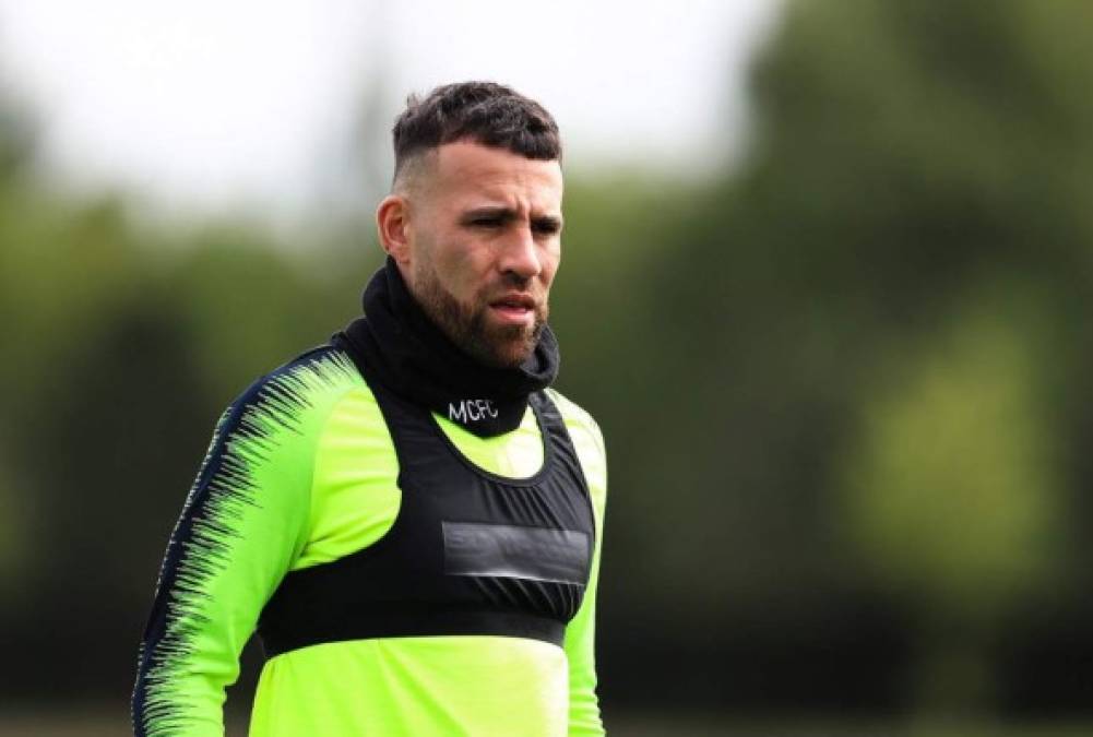 Nicolás Otamendi: El defensor argentino no entra en los planes de Pep Guardiola y sería dado de baja en el Manchester City. La prensa inglesa inclusive menciona que se lo han ofrecido al Real Madrid.