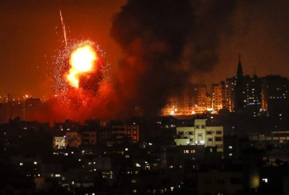 Al menos 18 palestinos resultaron heridos el jueves en la ciudad de Gaza por un ataque aéreo del ejército israelí, que reanudó su ofensiva, haciendo temer una confrontación abierta en el territorio.