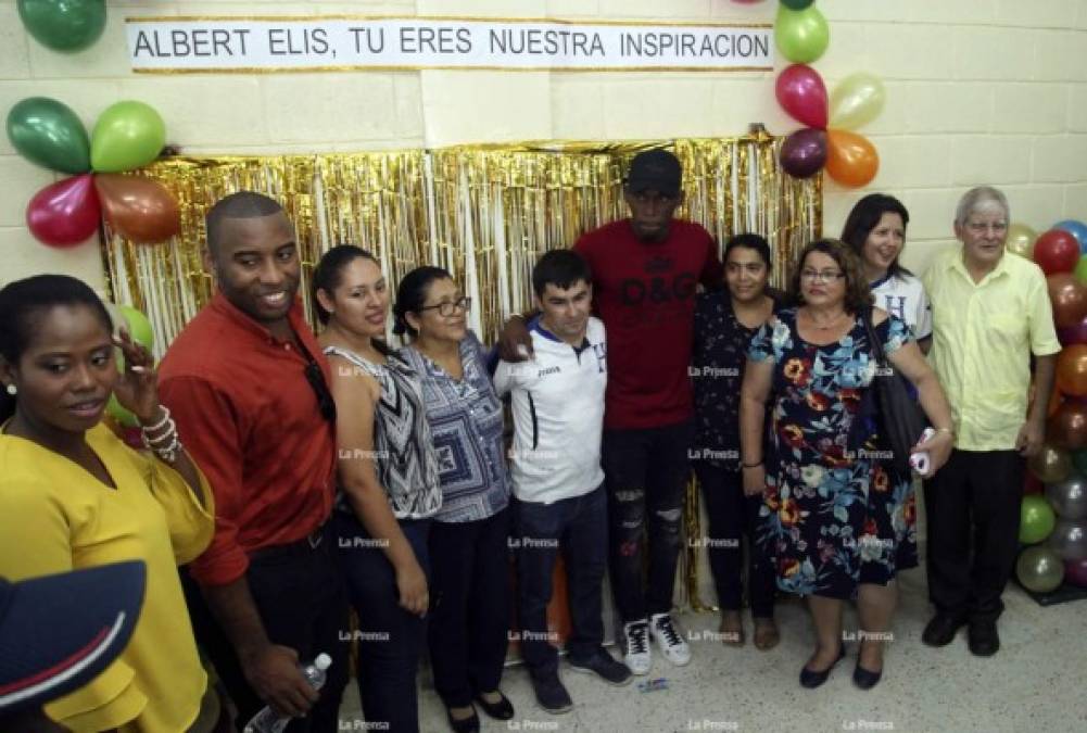 En la gran actividad estuvieron presentes los maestros que guiaron a Elis en sus estudios y en el fútbol, también sus padres y familiares apreciaron el buen detalle.