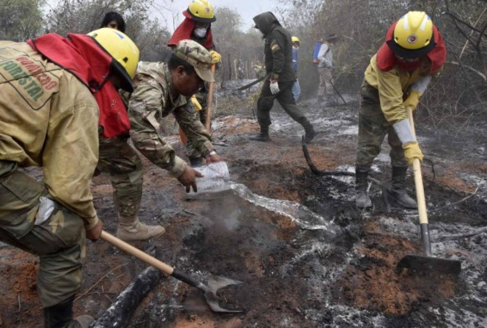 Las aeronaves forman parte de la operación militar ordenada el viernes por el presidente Jair Bolsonaro, bajo presión interna e internacional. Además, unos 43,000 soldados de regimientos amazónicos están prontos para entrar en actividad, señaló el ministro de Defensa, Fernando Azevedo e Silva.