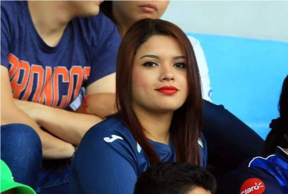 Una bella aficionada del Motagua en las gradas del estadio Nacional durante el partido Motagua-Juticalpa.