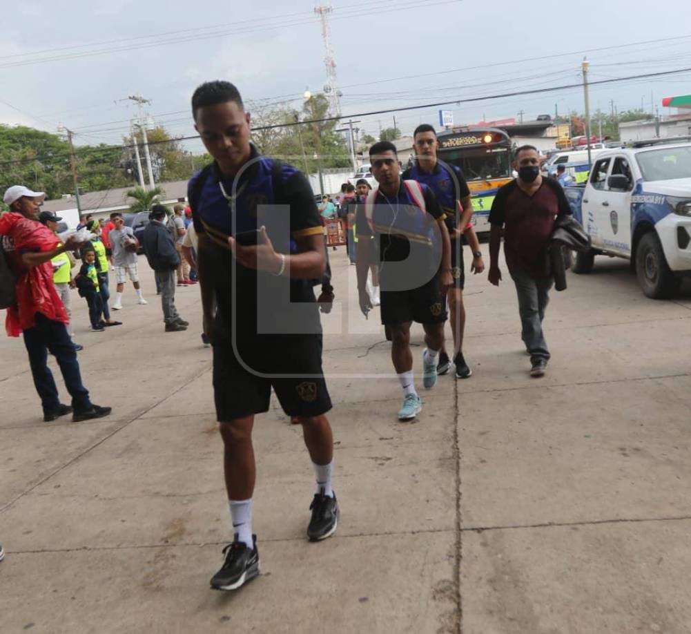 Los jugadores del Olancho FC en el momento que llegaron al recinto deportivo.