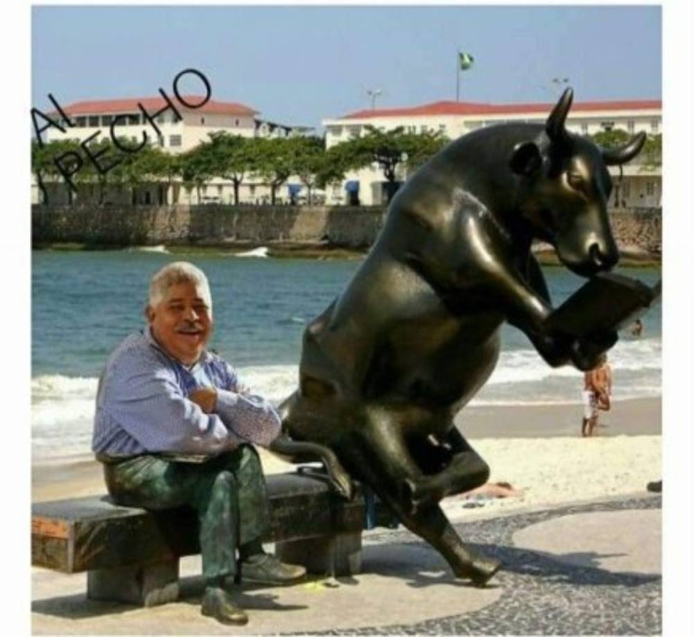 Tras la discusión de ambos políticos, las redes sociales se llenaron de divertidos memes como este aluciendo alusión a la vaca.