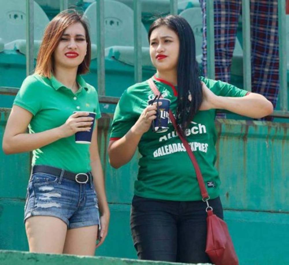 Al Yankel Rosenthal siempre llegan bellas mujeres y en esta ocasión no fue la excepción. Ellas llegaron tempradno identificadas con los colores del Marathón.