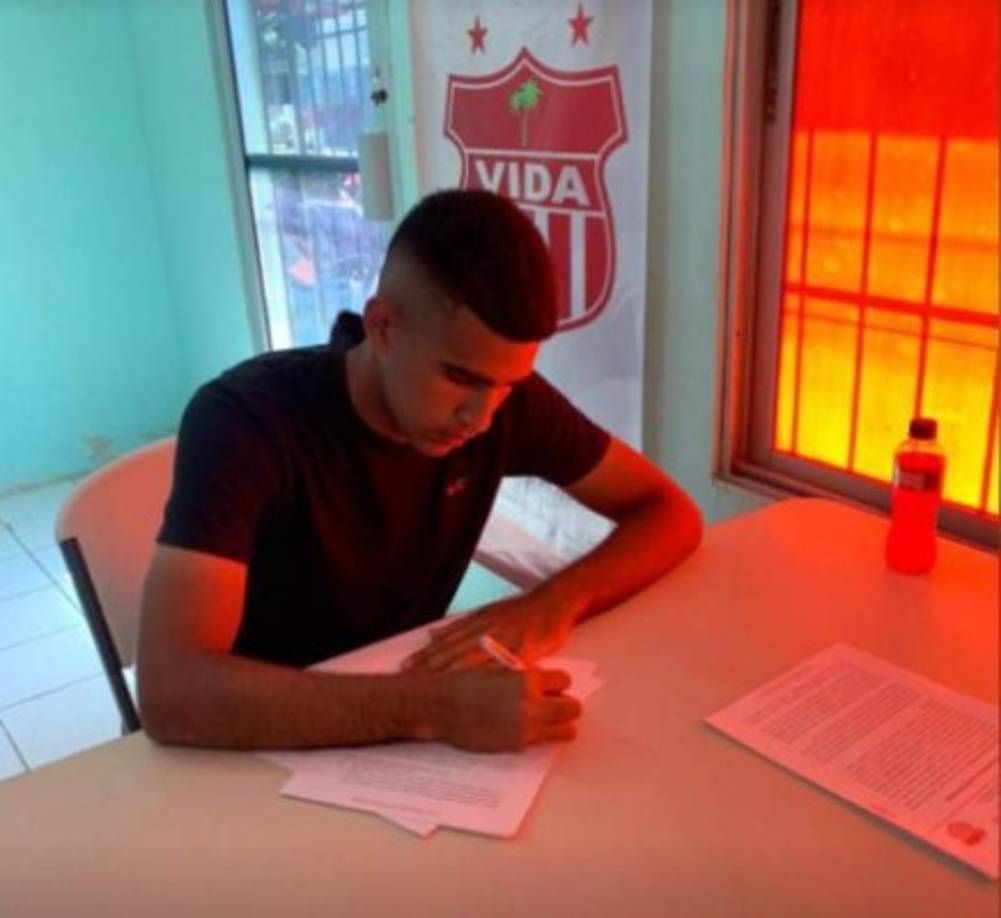 Eduardo Rivera: Joven mediocampista que firmó contrato con el Vida. <br/><br/>