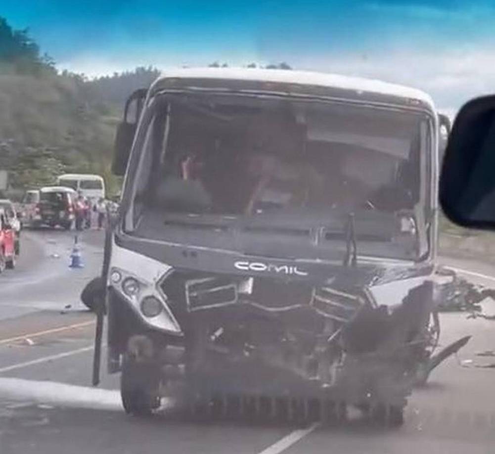 La parte frontal del bus también quedó destrozada producto del impacto. 