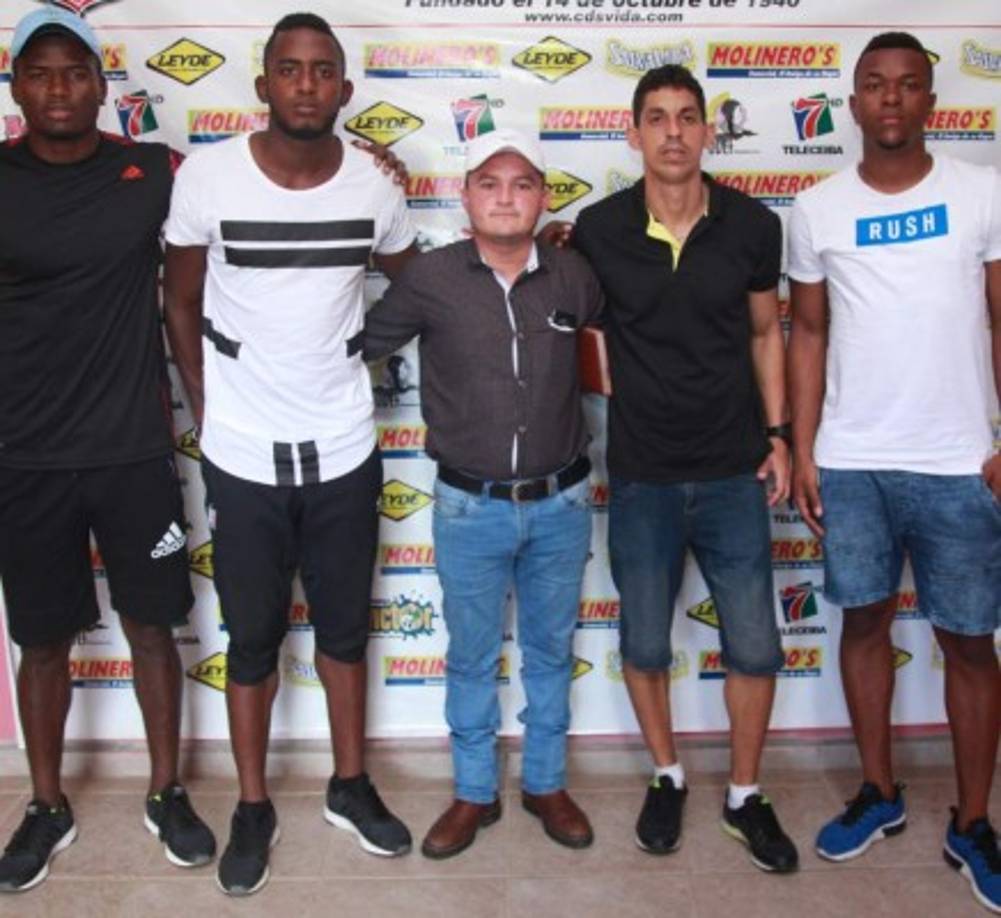 Cuatro futbolistas extranjeros se integraron este lunes a los trabajos de pretemporada del Vida con el objetivo de ser evaluados durante tres días. . Se trata de los colombianos Fernando Castillo de 23 años de edad, Juan Sebastián Arce de 20 y Héctor Rentería de 22, además el brasileño Marcos Agusto Recife de 31 años.