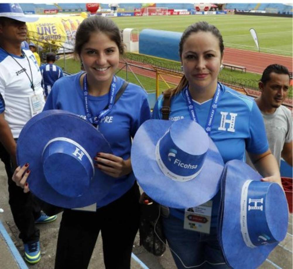 Ellas regalan sombreros del patrocinador de la Selección, Banco Ficohsa.
