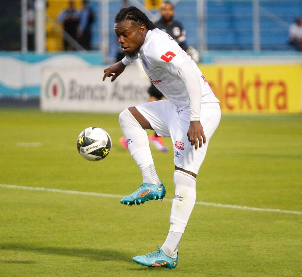 José García luce inamovible en la zona central del Olimpia.