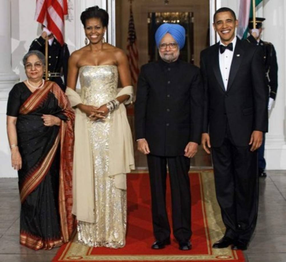 En la cena en honor a India que se celebró en 2009, Michelle Obama lució un vestido palabra de honor firmado por Naeem Khan, uno de sus diseñadores favoritos. Khan es conocido por sus elaborados conjuntos y complejos bordados que también han conquistado a Kate Middleton y a la Reina Noor de Jordania.