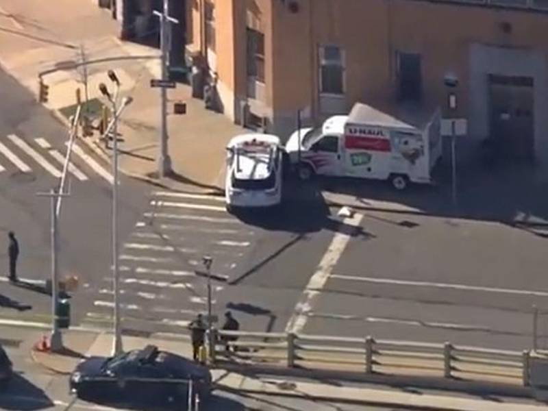 La policía detuvo al conductor de un camión de mudanzas que atropelló a varias personas en Brooklyn.