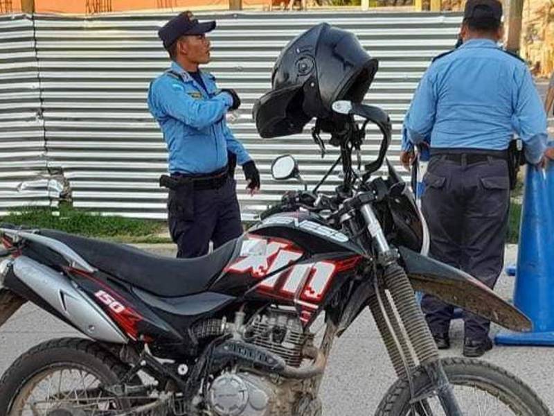 El malhechor habría perpetrado un asalto en un local comercial y luego intentó robar la motocicleta para escapar, sin embargo, el dueño de la misma se resistió al atraco y el ladrón le disparó en varias ocasiones.