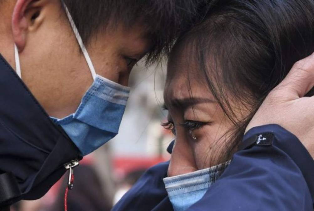 China vive su peor crisis sanitaria en muchos años, escuelas cerradas temporalmente, las ligas de fútbol canceladas, cientos de vuelos cancelados, fronteras cerradas, todo parece que China fue aislada del mundo y experimenta su propio apocalipsis zombie.