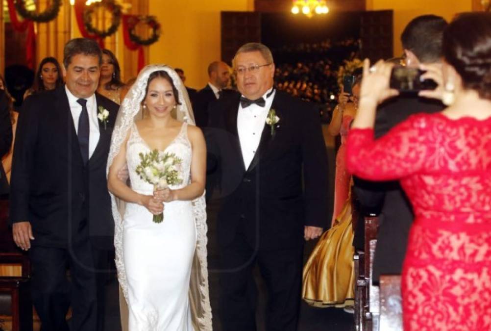 La novia lució un vestido blanco en corte sirena y un velo al estilo español.
