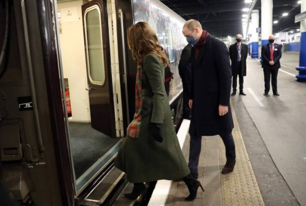 El príncipe William y Kate Middleton realizan su primera gira en el tren de Isabel II