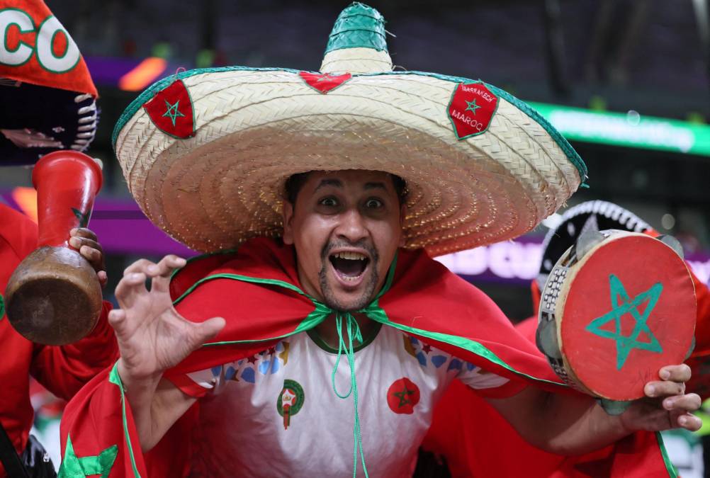 Y el ambiente musical también es parte de su sello en las graderías.