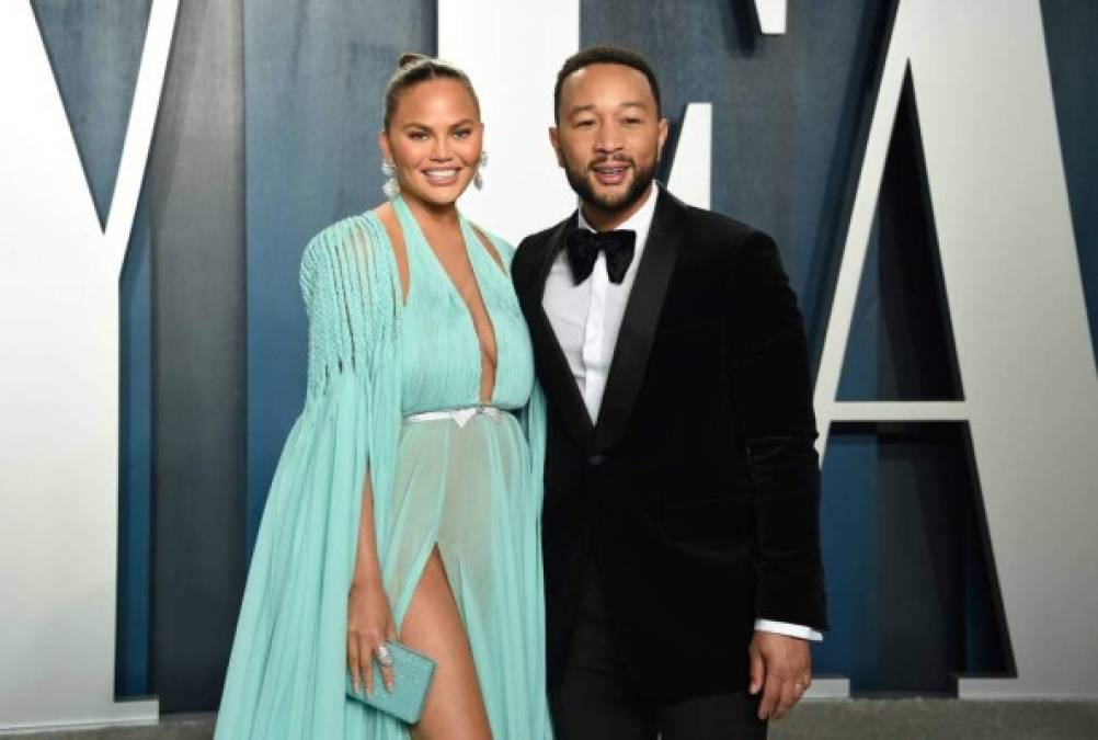 Chrissy Teigen.<br/>La modelo y copresentadora de Lip Sync Battle se sinceró en un artículo para la revista Glamour sobre los duros momentos que atravesó tras el nacimiento de su hija Luna.<br/>En el escrito revela su sensación de impotencia y confusión, en vez de sentirse alegre por convertirse en madre,lo único que experimentó fue una sensación de ansiedad y agotamiento extremo.<br/>