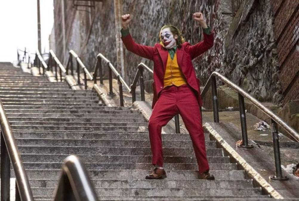 La canción con la que el Joker baila en las escaleras es ' Rock and Roll Part II' de Gary Glitter un pedófilo convicto.<br/><br/>Glitter actualmente cumple una condena de 16 años de prisión después de ser declarado culpable en 2015 por un cargo de intento de violación, cuatro cargos de agresión indecente y un cargo de tener relaciones sexuales con una niña menor de 13 años.