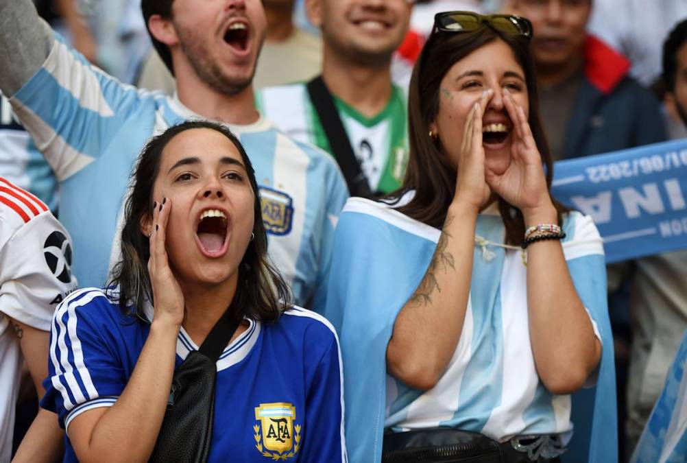 Dos aficionadas argentinas alentando a su selección en Wembley.