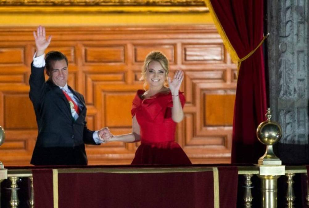 El presidente mexicano, Enrique Peña Nieto, lanzó anoche el 'grito' para conmemorar los 208 años del inicio de la gesta independentista, en su última participación, junto a su esposa, la primera dama Angélica Rivera, en este tradicional acto.