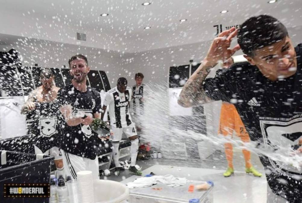 La locura se desató en el camerino de la Juventus celebrando el 'Scudetto'.