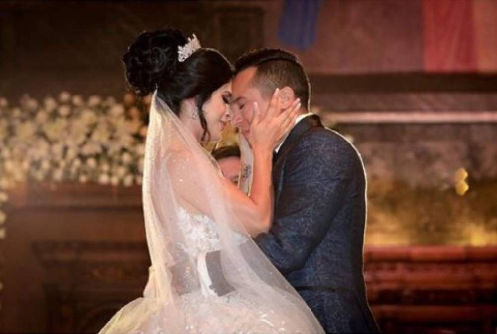 La pareja, que se conoció en 2017, se unió en sagrado matrimonio en una boda televisada por la cadena mexicana TV Azteca.