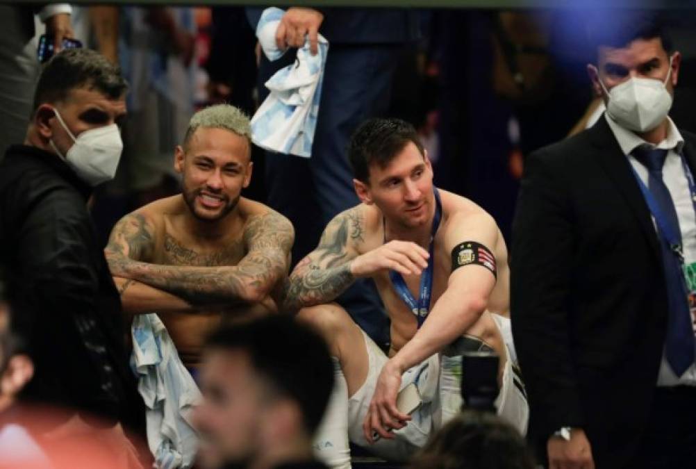 La emotiva y emocionante foto del final. Messi y Neymar charlando en el túnel de vestuarios del Maracaná como los grandes amigos que son. El brasileño está feliz por el argentino.