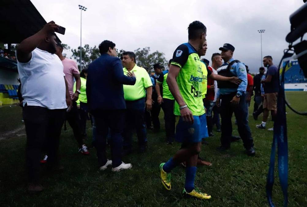 La Policía Nacional reaccionó rápido para detener la pelea que empezó el presidente del Olancho FC, Samuel García.