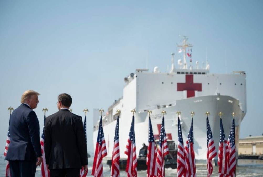 Trump viajó ayer a Virginia para enviar el buque hospital USNS Comfort a Nueva York, epicentro del coronavirus en EEUU con más de 60,000 casos y un millar de muertes.