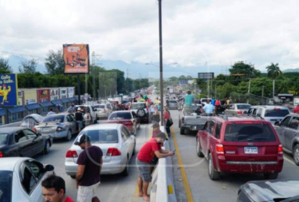 Los vecinos del sector Planeta y Rivera Hernández corrían desesperados por una nueva inundación provocada por un dique que se rompió en la colonia Jerusalén de La Lima, Cortés. Fotos J. Cantarero