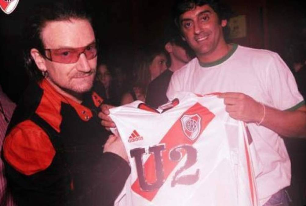 Bono, vocalista de la banda U2, con la camiseta de River Plate junto a Enzo Francescoli.