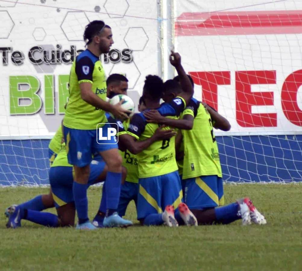 El festejo de los goles del Olancho FC tras el golazo de Henry Gómez.