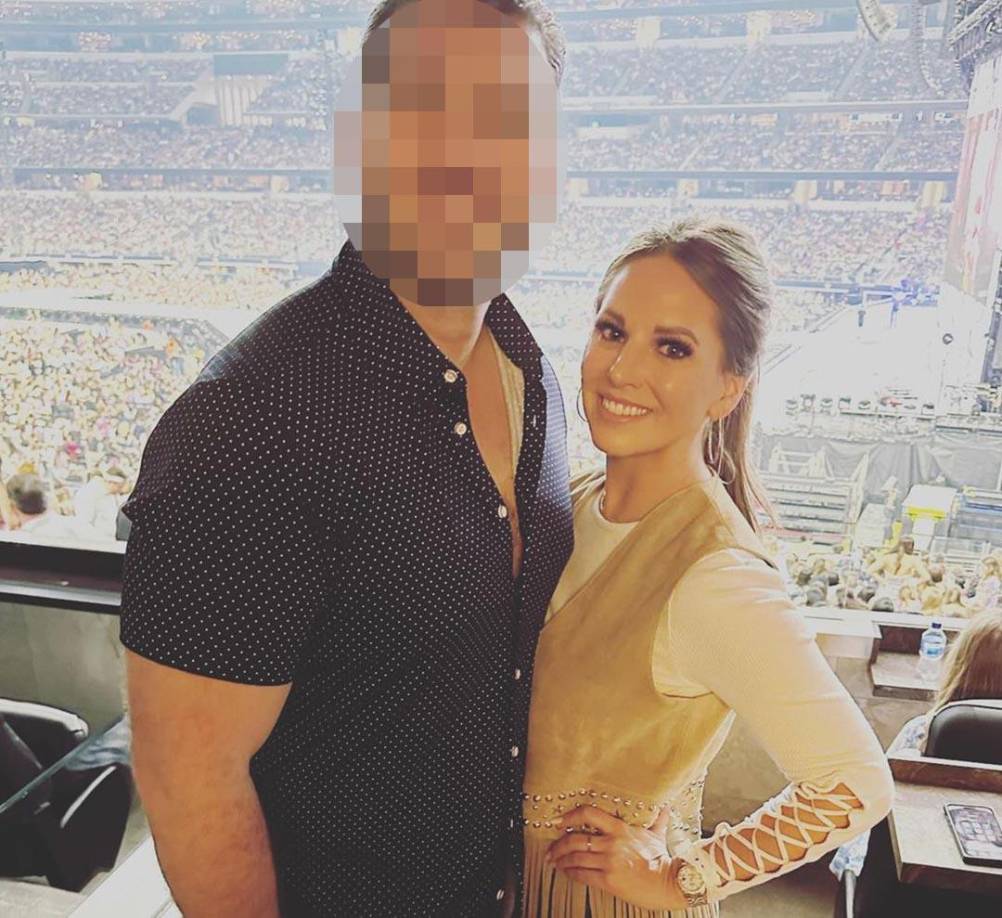 Tiffany Gomas se presentó en el video como la ‘loca del avión’, un apodo que, según ella, estaba “completamente justificado”.