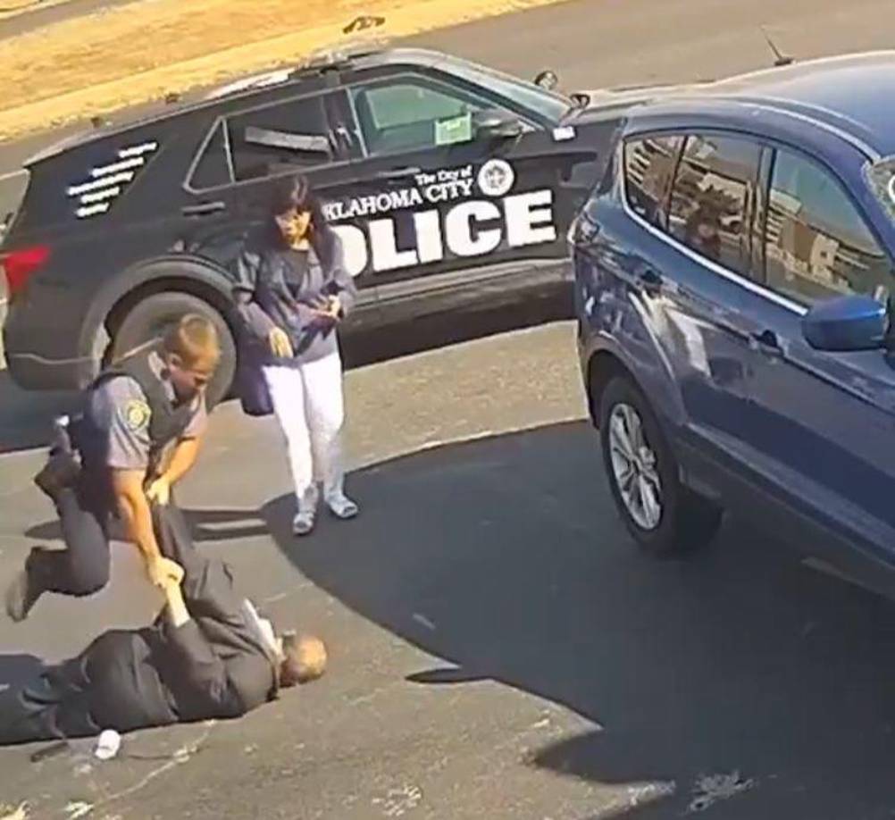 Hasta el momento el abuelo sigue hospitalizado por el fuerte golpe en la cabeza que le provocó el policía.