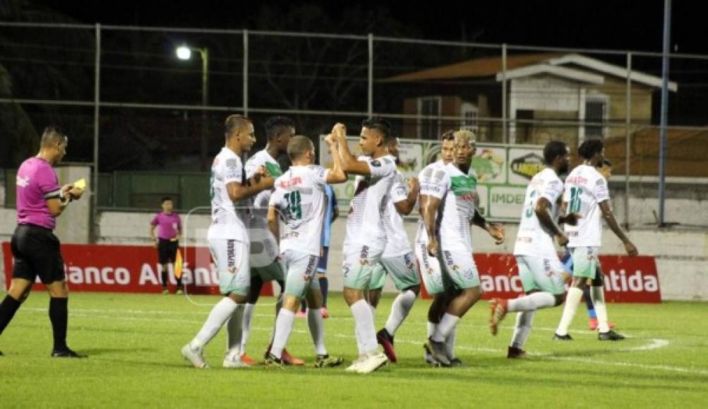 Jugadores del Platense celebrando el primer gol del partido que marcó César Oseguera frente al Real de Minas.