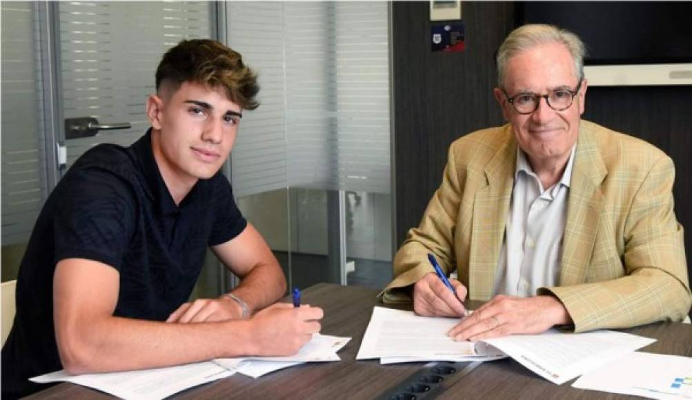 El mediocampista español Álex Collado ha prolongado su contrato con el FC Barcelona hasta el 30 de junio de 2021, con la opción de ampliarlo dos temporadas más. El azulgrana tendrá una cláusula de rescisión de 50 millones de euros mientras esté inscrito en el filial y ascenderá automáticamente hasta los 100 millones en caso de pasar al primer equipo.