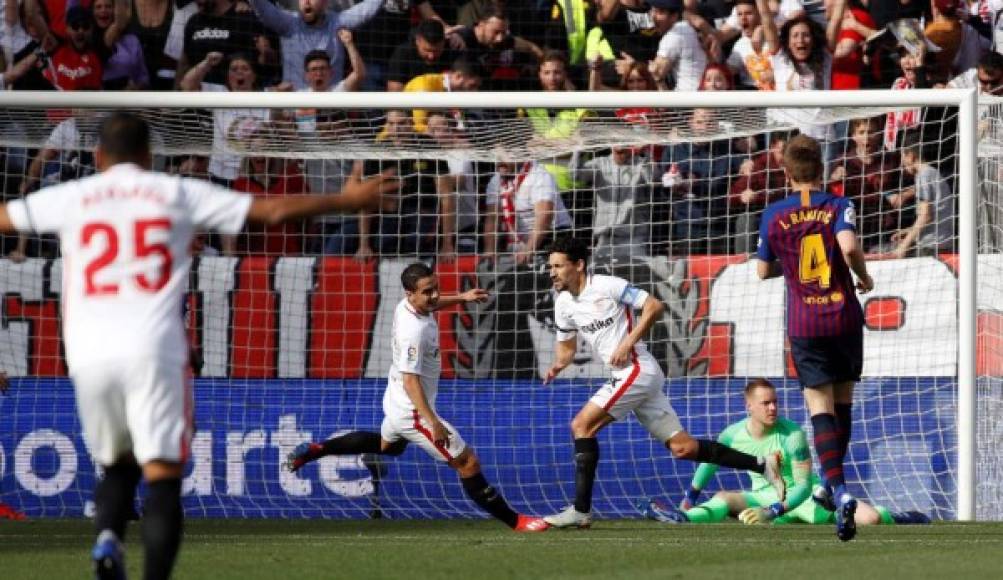 El Sevilla se puso en ventaja ante Barcelona con gol de Jesús Navas en el minuto 22 de la primera parte