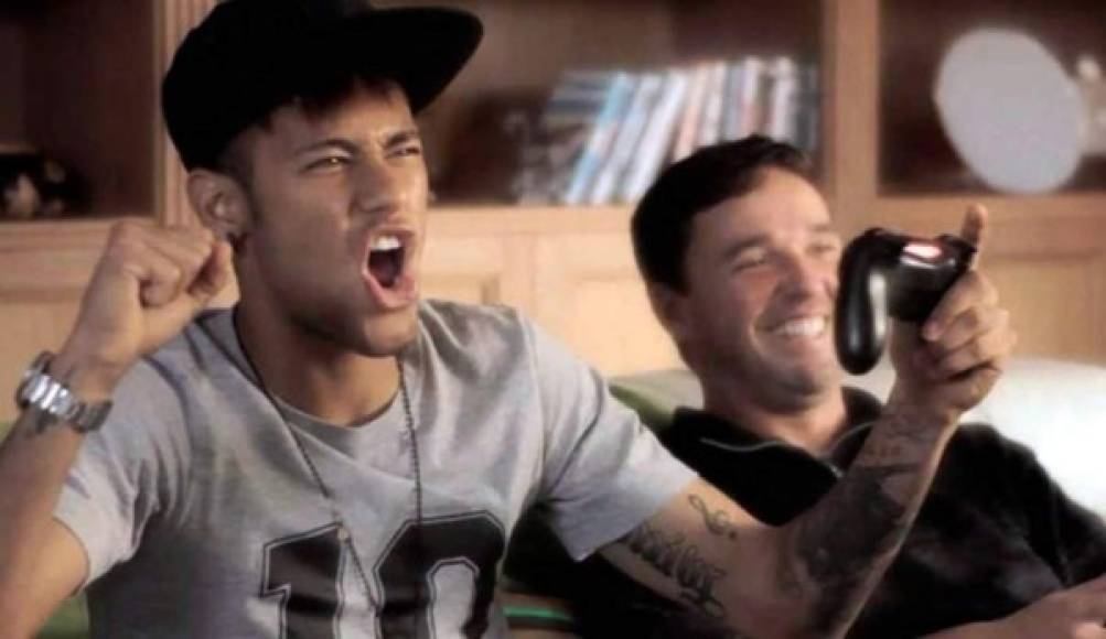 El brasileño Neymar siempre hace tiempo para jugar una partida de FIFA.