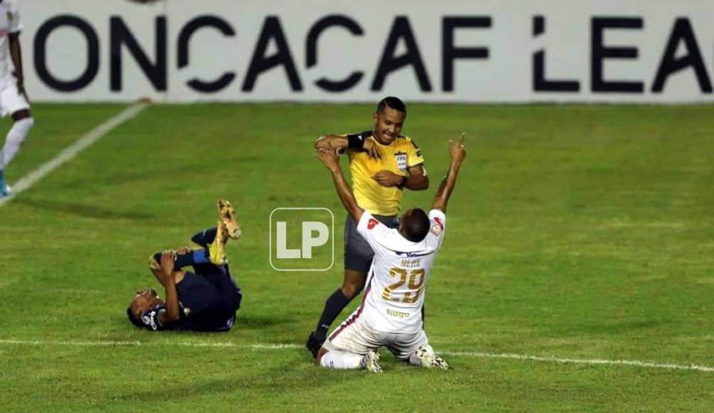 Así reaccionó ‘Patón‘ Mejía cuando iba a ser expulsado del Clásico por doble amonestación.