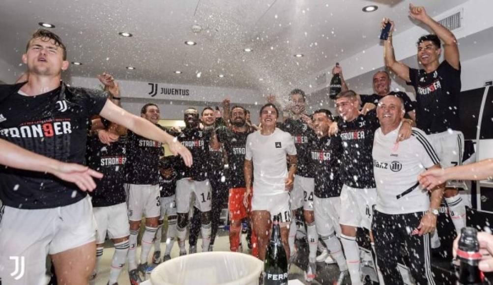 La alegría era evidente en los jugadores de la Juventus y así lo demostraron en los festejos tras el título logrado.