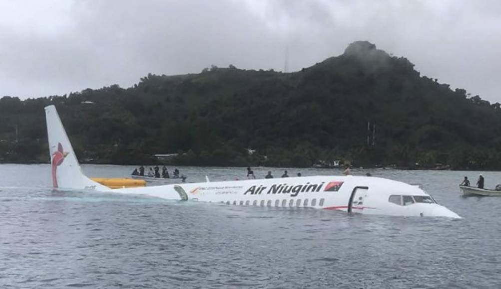 El aparato, un Boeing 737-800, tenía previsto hacer escala en el aeropuerto de Chuuk, en la isla de Weno, de los Estados Federados de Micronesia, cuando en la maniobra de aproximación a la pista de aterrizaje concluyó en las aguas anexas al aeródromo, apunta en un comunicado la aerolínea.