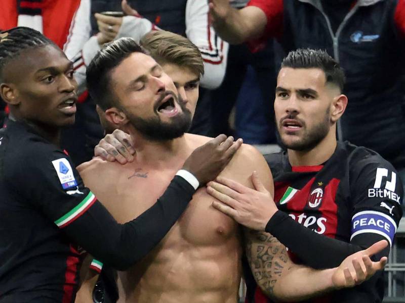Oliver Giroud celebrando su hermoso gol que le dio la victoria al AC Milan ante Spezia.