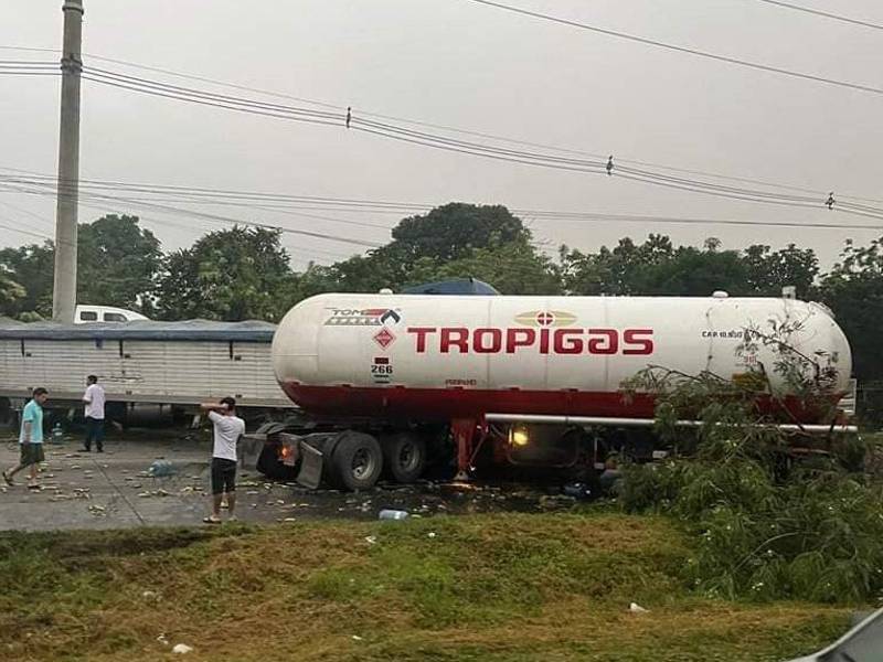 Fotografía que muestra a dos rastras accidentadas en la carretera CA-13 de Honduras.