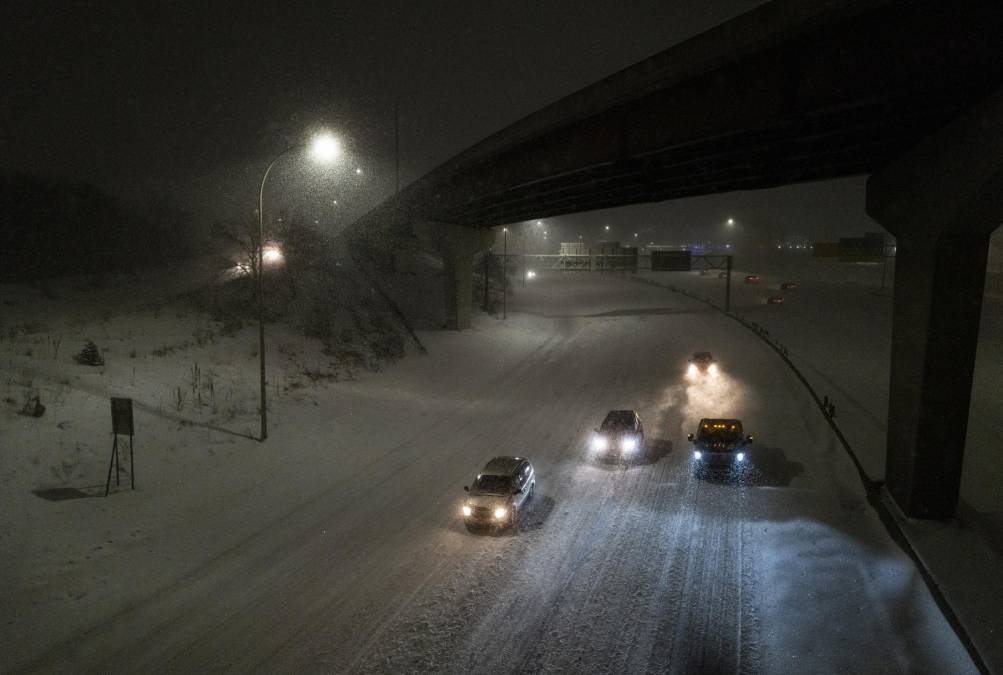 El gobernador de Wisconsin, Tony Evers, declaró anoche un estado de emergencia y en un comunicado dijo que “durante y después de una tormenta invernal es crucial el restablecimiento del suministro de energía”.